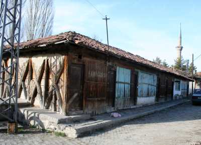 DÜKKANLAR VE KAHVEHANE
