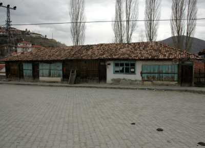 DÜKKANLAR VE KAHVEHANE