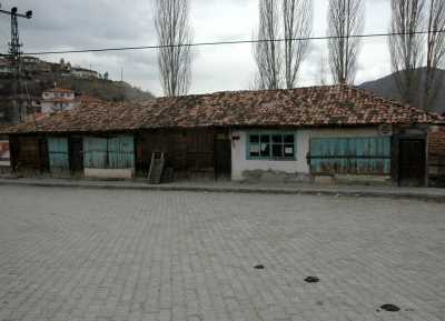 DÜKKANLAR VE KAHVEHANE