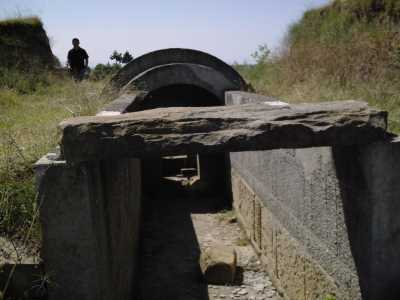 Mezar koridoru (dromos) -(Fotoğraf: Samsun İl Kültür ve Turizm Müdürlüğü arşivi)