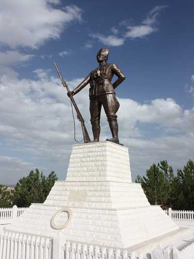 Tabip Yüzbaşı Hamdi Bey Anıtı
