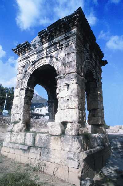Dört Ayak Anıt Mezarı (Aydıncık-Mersin) (Fotoğraf: Mersin İl Kültür ve Turizm Müdürlüğü Arşivi)