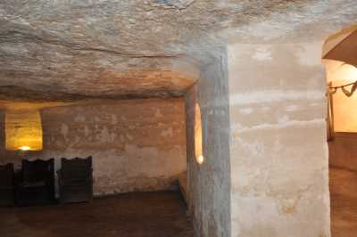 Midyat Konukevi zemin kat-anakayanın oyulması ile elde edilen oda, Fotoğraf: Baki ATEŞ