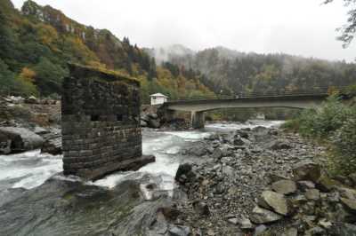 Mollaveys Yıkık Köprü Kaynak: Rize İl Kültür ve Turizm Müdürlüğü Fotoğraf Arşivi