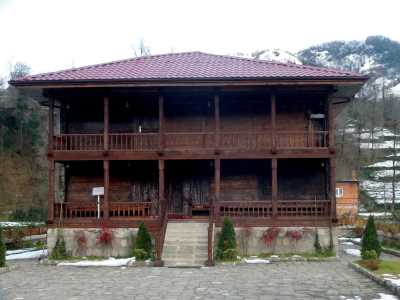 Hüseyin Hoca Köyü Camisi 
Kaynak: Rize İl Kültür ve Turizm Müdürlüğü Fotoğraf Arşivi