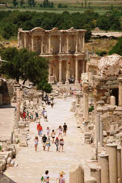 Efes Kuretler Caddesi ve  Celsus Kütüphanesi
