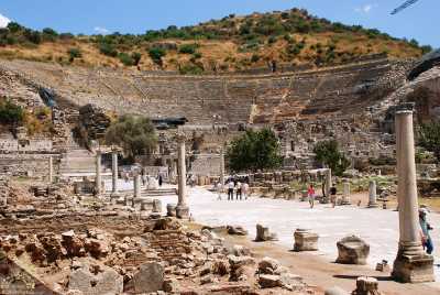  Efes Liman Caddesi ve Geride Büyük Tiyatro