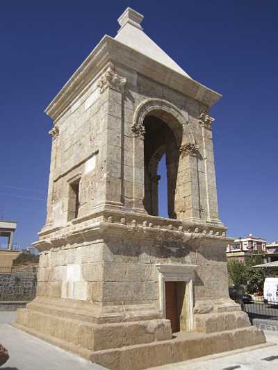 Elif Anıt Mezarı-Araban